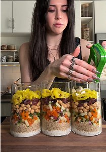 Quinoa salad jarssss (Jars and chopper on my Amazon storefront) Ingredients - tzatziki - quinoa (I just buy it frozen and microwave it) - chopped cucumber, bell pepper, red onion - chickpeas or any protein you want - Kalamata olives - banana peppers - feta #healthyrecipes #easyrecipes #mealprep #mealprepping #salad