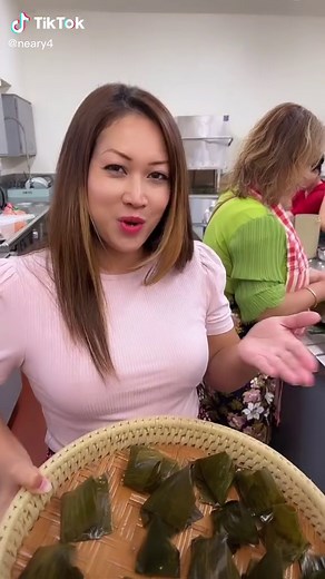 Learn to Make Cambodian Traditional Dessert (Nom Korm) Wrapped in Banana Leaves