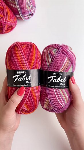 DROPS Fabel held double is a popular choice for warm and long wearing, socks and slippers. But have you tried combining DROPS Fabel 161, pink dream and DROPS Fabel 310, sunset? The resulting combination has great shape stability, with a knitting tension of about 16 stitches = 10 cm using 5,5 mm needles, which is a perfect fit for patterns in Knitting tension group 16-17 stitches. Remember however that knitting tension varies from person to person and that the suggested needle size is only a guid