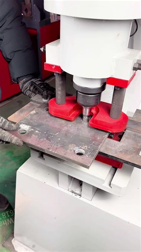 The hydraulic 20-type punch press can punch steel plates up to 20 mm thick. #punch #punchmachine #cut #irongate #hardware