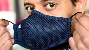 Ministerio de Salud enseña cómo fabricar mascarillas con pañuelos de tela y poleras