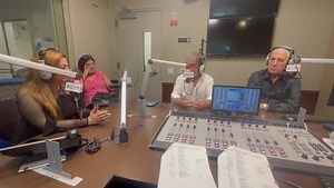 27K views · 1.1K reactions | بخشی از برنامه امروز رنگین کمان با حضور داریوش خواننده پر آوازه ایران | Radio Iran KIRN 670 AM | Facebook