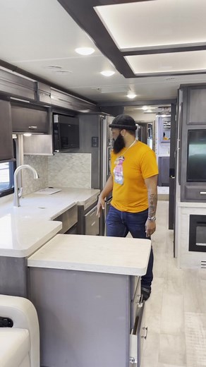 My Brand New 2022 Tuscany 40RT, Big Blessings!!! Make sure y’all check out my new single now and keep those videos coming!!! #NobodysMoreCountry