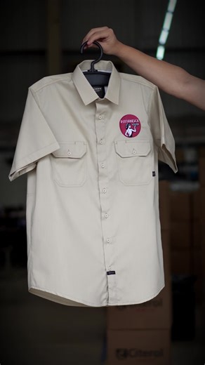 A Puttanesca Pizzaria e Panuozzo, que em breve será inaugurada em São Paulo, escolheu a Workshirt – Camisa Titan Air Pro Tan da Citerol personalizada como uniforme. 👕🛡️ A proposta deles é trazer comida italiana de rua com muita personalidade, algo que combina muito com a Camisa Titan. 💪 🔗 Você também pode comprar a sua no site: www.citerol.com.br/titan 📲 Ou personalizar como quiser pelo WhatsApp: (31) 99686-9605 #workwear #uniforme #camisadetrabalho #workshirt #workshirts