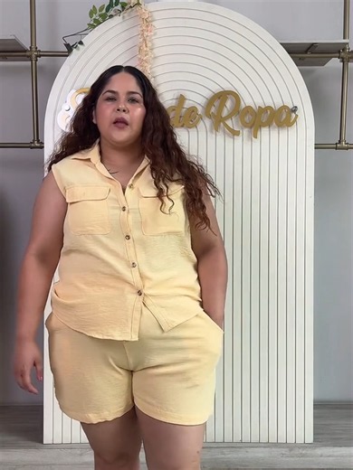 Conjunto para Dama con dos piezas para uso casual y de estilo elegante; blusa sin mangas con cuello v, botonadura minimalista y bolsillos; short de corte amplio para un estilo relajado y cómodo.#moda2026💗 #modafeminina #2026ropa #moda2026 #conjuntodedama #conjuntoprimavera #shorts