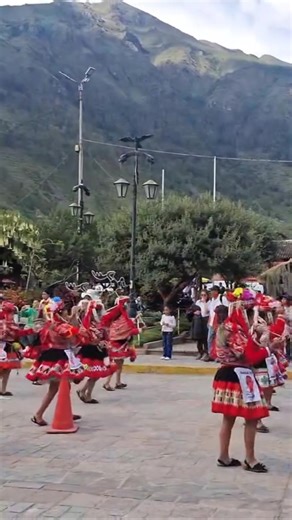 4.4K views · 23 reactions | Bajada de reyes Niño Jesús Melchor de Markacocha #Ollantaytambo Cusco 2025✨ Acompañamos a la danza Qhapaq Kachampa Agrupación musical Pacha Expresión論愈愈 #Cusco #ollantaytamboperu #BajadaDeReyes #ollantaytambocusco #Cuzco #markacocha #BajadaDeReyesOllantaytambo @fans destacados | Costumbres del Cusco | Facebook