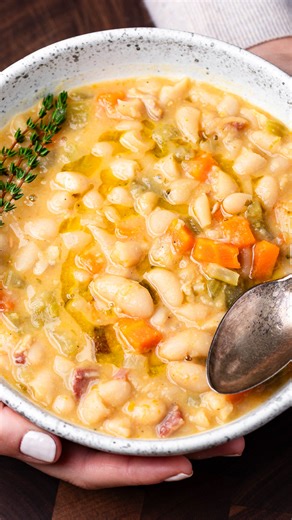 Tuscan White Bean Soup😍RECIPE: https://www.sipandfeast.com/tuscan-white-bean-soup/ | Sip and Feast