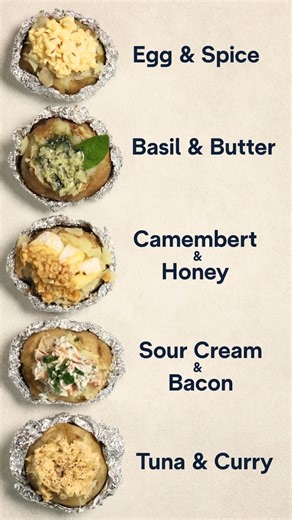 〈オーブンで簡単・絶品じゃがいも料理〉 コンベクションオーブンでじっくり火を通すことでホクホクに仕上がる、じゃがいものオーブン焼き。 味付けで変化を楽しめて見た目も華やかに仕上がるので、普段の食卓にはもちろん、おもてなしにもピッタリ✨ 動画でご紹介したのは以下の5種類： ・エッグ&カレースパイス ・バジルバター ・カマンベール&ハチミツ ・サワークリームベーコン ・ツナコーン 食材をムラなく美味しく焼き上げるデロンギのミニコンベクションオーブンで、ぜひお楽しみください😋 #デロンギ #delonghi #デロンギのある暮らし #簡単レシピ #新じゃが #じゃがいもレシピ #じゃがいものオーブン焼き #コンベクションオーブン #オーブンのある生活 | デロンギ（De'Longhi）