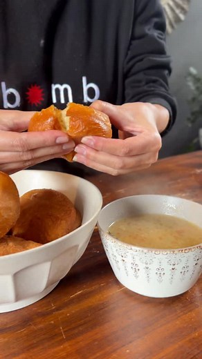 "Die olietemp is guesswork maar die confidence is delusional " Ingredients 1 packet Woolworths split pea mix (pea, carrot & potato mix) 1 large onion, chopped 500–700g lamb stewing pieces 1 Knorrox stock cube ½ sachet Knorr creamy soup powder (any flavour you like — e.g. mushroom, chicken, roasted veg) 500ml water Salt & pepper to taste Optional: ½ cup cream Method Brown the flavour. Heat a pot with a little oil. Add the chopped onion and fry until soft and golden. Add the lamb. Add the stewing 