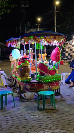 cipung ke pasar malam naik odong odong angry bird sambil pegang balon