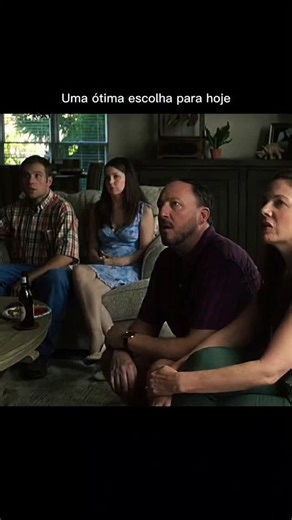 Cine Spotlight on Instagram: "🍿 Segue para mais cenas! / (Nome) 👇🏻🔥 Filme 🎥: Destruição Final: O Último Refúgio 🎬 + De 20.000 Filmes e Séries incluindo esse no link da Bio! Sinopse: John Garrity (Gerard Butler) é um engenheiro que tenta reconciliar seu casamento com Allison (Morena Baccarin) enquanto o mundo entra em pânico com a notícia de que um cometa gigante, chamado Clarke, está em rota de colisão com a Terra. Quando fragmentos começam a atingir o planeta e destruir cidades inteiras,