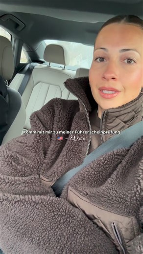 Nadja Morales | Fotografin & Content Creator in 🇺🇸 on Instagram: "Führerscheinprüfung in den USA 🇺🇸 Man kann hier tatsächlich ohne Termin zum DMV gehen und sich direkt für den schriftlichen Führerschein-Test anmelden. Keine Fahrschule, kein Pflichtunterricht, hier läuft das alles komplett anders als in Deutschland 😅 Der Written Test besteht aus Multiple-Choice-Fragen und wird direkt vor Ort an einem PC (wahrscheinlich Windows 95 so wie das aussieht 🫣) gemacht. Ich habs direkt beim ersten M