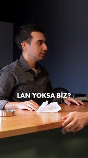 İflas Şov on Instagram: "Hemşehri Sevdalısı Adam | İflas Şov 19. Bölüm Sahnesi İflas eden bir televizyon kanalındaki son iki eleman Eren ve Batur, bu sezonda yeni bir iş modeli deniyor. Her iki haftada bir yayınlanan bölümlerin tam halini Youtube’da @iflassov kanalı üzerinden izleyebilirsiniz. #skeç #iflassov #iflasşov #komedi #mizah #reels"