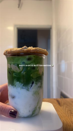 COOKIE BUTTER MATCHA 🍪🍵 Measurements: 4tbsp double cream 1 heaped tsp @Biscoff smooth biscuit spread 4.5g matcha powder (I used @Keiko Uchida today) 40g warm water Vanilla syrup (optional) Ice Milk of choice (I used lactose free whole milk from @Arla Dairy UK ) Here’s the steps:  soak your bamboo whisk in warm water ~ 3 minutes  make your cookie butter cream by whisking cream & biscoff spread  sift 4.5g matcha powder into your matcha bowl  add 10g warm water (75•c)  using circular motions, com