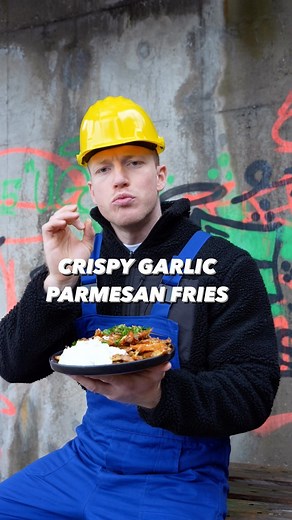 Kay Jaster | Koch dich Fit! on Instagram: "Crispy Garlic Parmesan Fries gefällig? 🤩 Zutaten: (für 1-2 Portionen) -700g Kartoffeln -100g Creme Fraiche -250g Magerquark -2 Zehen Knoblauch -1 El Weißweinessig -30g Parmesan -Backpulver -Öl, Petersilie, Salz, Pfeffer, Paprikapulver #gesunderezepte #pommes #einfacherezepte #gesundeernährung"