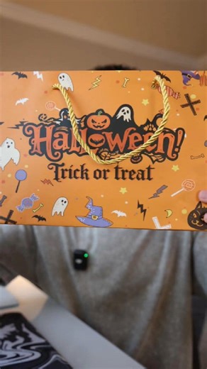 If you are looking for a cool and affordable gift for someone this Halloween, you have to check out this candy sampler pack. It's the perfect little trick-or-treat box. ​My favorite part is all the different spooky candies inside. It comes with a bunch of Halloween-themed treats like ghost marshmallows, spooky eyeball and pumpkin gummies, and even pumpkin lollipops. ​It comes packaged in a really nice Halloween gift box and even includes a gift bag, making it super easy to give to friends, famil