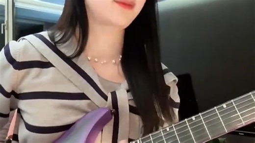 这款Fender Player Stratocaster电吉他颜值在线，琴身流畅，色彩高级，适合演出和日常练习。轻量设计长时间弹奏也不累，音色清澈，是提升音乐体