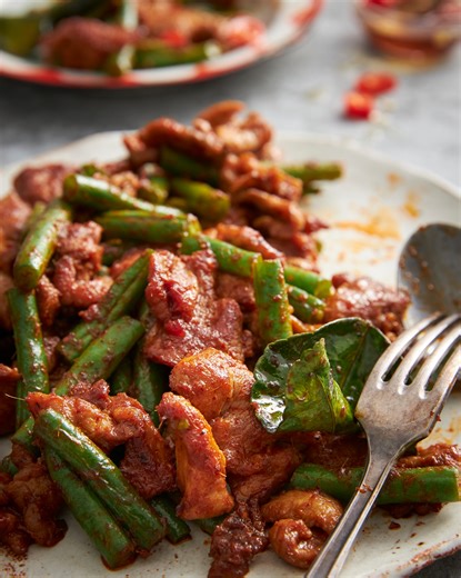 55K views · 910 reactions | Another excuse to bring curry to the dinner table? Yes, please  Red Curry Pork Stir-fry (Pad Prik Gaeng Moo) is here to spice up your night! | Marion's Kitchen | Facebook