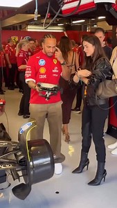 🏁Ana de Armas ha estado viendo el Gran Premio de Abu Dabi de Fórmula 1. Ha aparecido con un look cómodo y sencillo, compuesto por unos pantalones pitillo negros combinado con una chaqueta de cuero del mismo color. La actriz ha aprovechado la ocasión para visitar el box de Ferrari, dónde ha compartido risas con Lewis Hamilton. #ferrari #anadearmas | Vanitatis