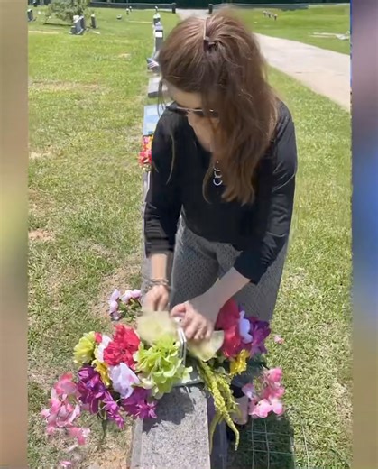 How to make a Budget Friendly Bowdabra DIY Cemetery Vase Floral Arrangement… Are you the person in charge of your family and loved ones’ Cemetery Floral Tributes/decorations? Here’s an easy and budget-friendly way to make the vase arrangements. This trick will help you with pre-making the cemetery vase floral arrangement at home with a more custom and professional look for less! Also, you won’t be out in the cemetery whittling on floral foam, hoping to get the flowers to fit tightly down into th