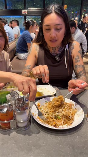 722 reactions · 17 comments | HOW TO PROPERLY EAT PAD THAI You’d be...