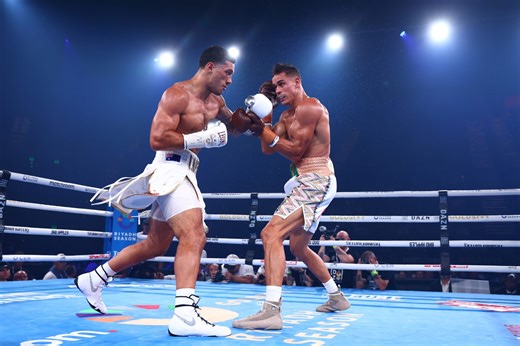 ‘Shocking ref’… Boxings fans concerned after cruiserweight world champion’s vicious faceplant knockout