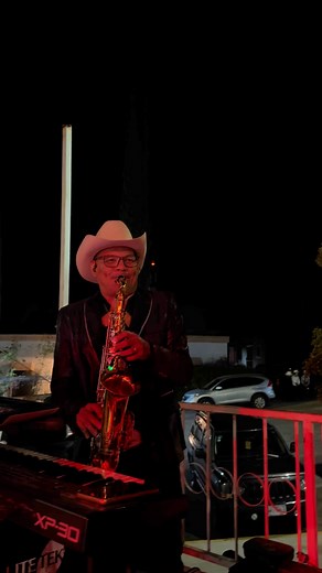 19K views · 470 reactions | Que ganas de andar por toda la plaza bailando esta bonita canción  "El camioncito flecha roja”  #depuntapunta #portodalaplaza #pista #musicadepueblo #musicaviejita #perobonita #Sonora #fypviral #PuroSantaCecilia #fypシ゚ #ElMejorAmbiente | Grupo Santa Cecilia De Rayon | Facebook