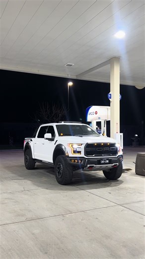 Explore the Ford Raptor's Off-Road Performance