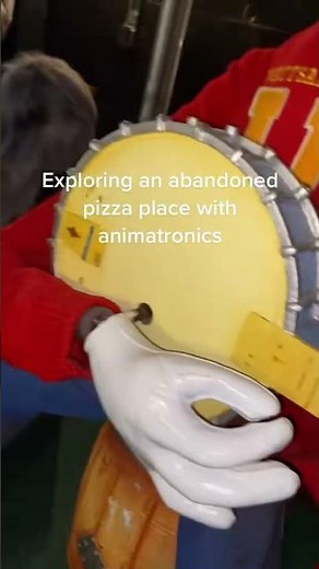 👻Exploring Abandoned Pizza Place with Animatronics #fnaf #chuckecheese