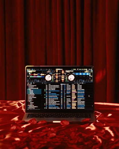 The Serato DJ Library has had a major glow-up. Crate search means you find the right tracks instantly. Favorite crates keep your go-tos easy access. Color coding and emoji ratings let you organize your sets your way. Streamed and local tracks live side by side in the same library. And instant analysis kicks in the moment you import, even with hardware connected. The new Serato DJ Library keeps your tracks right where you need them, so you can focus on the mix. | Serato