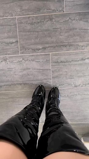 Stylish Black Overknee Boots with Satisfying Sound