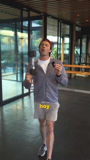 Patricio Ochoa on Instagram: "Tu edad biológica no solo se mide en laboratorios, también en tu capacidad de controlar tu cuerpo en el espacio. Estas cinco pruebas reflejan la salud de tu sistema nervioso, tu fuerza funcional y tu movilidad tres pilares íntimamente ligados a la longevidad. 1. Balance en una pierna (≥10 s) El equilibrio integra vista, propiocepción y cerebelo. Dificultad aquí se asocia con mayor mortalidad (BMJ, 2022). 2. Sit-to-Stand sin manos Evalúa fuerza, movilidad y control m