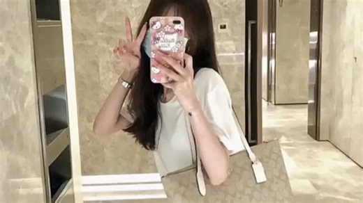 蔻驰Coach Zip30托特包颜值在线，容量实用，适合通勤与日常出行。肩带舒适，能装笔记本和杂物，轻便又不失格调，是提升穿搭质感的好选择。