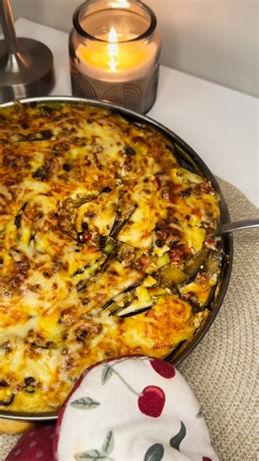 🌸 Flower Eggplant-Zucchini Moussaka 🌼 Ingredients: 2 eggplants 3 zucchinis 500 g minced beef 1–2 peppers 1 onion 1 cup tomato purée or mashed tomatoes 1 tbsp each: salt, black pepper, paprika, garlic powder Mozzarella cheese Topping: 1 egg 1 cup yoghurt mixed with a pinch of baking soda 1 tbsp flour Mozzarella or other hard yellow cheese, grated Topping: One egg 1 cup yoghurt mixed with soda 1 tbsp flour Mozzarella cheese (hard yellow cheese) Method: Preheat the oven to 170°C. Sauté the onion 