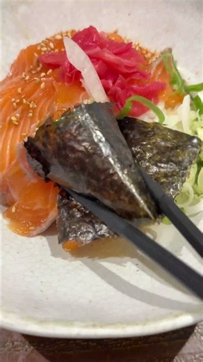 Japanese Salmon Rice Bowl with Pickled Onions 🍣