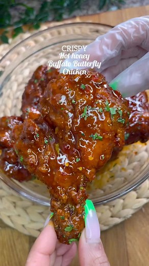 CRISPY HOT HONEY BUFFALO BREADCRUMB BUTTERFLY CHICKEN DRUMSTICKS 🍗🏆💣🤤🧨🚀🤩💰🎯💃🏽🥳. To die for Perfectly Crispy Butterflied chicken drumsticks are an obvious solution to make crispier, more flavorful chicken drumsticks with much less cooking time. Take a few minutes to split open the meat, season, dredge in flour, egg wash and then into panko and fry. Then glazed in the most delicious honey buffalo glaze. These were absolutely INCREDIBLE!! . . DM FOR MORE INFO TO GET MY DAILY RECIPES. . .