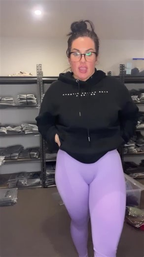 Seamless vs no seamless. We are all different and one pair of tights may fit better on you than the next person and vice versa. Our Era one tights and OG tights have a really high waist band to avoid having to strangle your bits creating a camels toe 🤪 #evomovement #followme #activefashion #foryoupage #seamlessleggings #momsoftiktok #plussizeactivewear #evomfitwear #activewear
