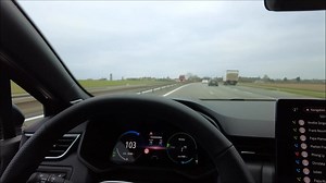 Mitsubishi Colt hybride Après l’ASX, clone du Renault Captur, Mitsubishi profite à nouveau de sa présence au sein de l’alliance pour commercialiser la 7e génération de Colt, qui n’est autre qu’une Renault Clio rebadgée. Dans sa version hybride, elle conserve les qualités de la française, à savoir un vrai tonus et un appétit d’oiseau. Mais quelles peuvent bien être les raisons de craquer pour la japonaise ? | L'auto vue par Jean-Luc Moreau