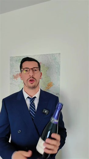 Le blanc de noirs : qu’est-ce que c’est ? 🍾 Le blanc de blancs est sûrement le plus connu des champagnes… mais connaissez-vous le blanc de noirs ? 👀 Produit à partir de raisins noirs, il donne pourtant des vins blancs. Et oui ! Une particularité typiquement champenoise, même si l’on en trouve désormais de plus en plus hors de nos frontières, aussi bien en bulles qu’en vins tranquilles. Et toi, as-tu déjà dégusté un blanc de noirs ? 🍷 Si oui, dis-moi ce que tu en penses en commentaire 👇 Blanc