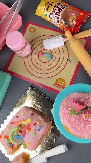Gummy Worm Cake 🍰🎂 #miniverse #miniversecreator #makeitmini #loveonthespectrum #miniversecreator #toys #mini #miniversemakeitmini #miniature #diy #fyp | Kellys miniverse