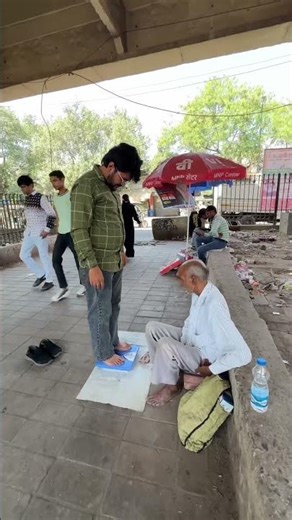 छोटी सी मदद बड़ी खुशी ❤️ 🥹 #explore #help #charity #helping #arifraj #trending #emotational