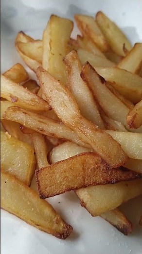 フライドポテト🍟 作り方 ①生のジャガイモをいいかんじに切る ②弱火でゆっくり 揚げる ③程よく揚がったら油を捨てて軽く素焼きする ※時間に余裕ある時に作る