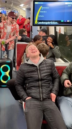 They tried to stop us… 🚫🌴 #streetmusic #publicreaction #newmusic #paradies #cellarkid Vocals: AI