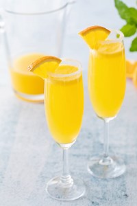 Cómo preparar una rica mimosa: el cóctel perfecto para los domingos con champagne y zumo de naranja