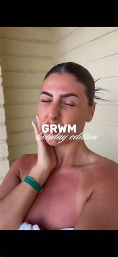 Get Ready With Me: Holiday Makeup & Playlist Switch-Up