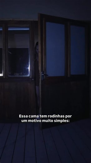 Ale & Duda 🚚 VanLife on Instagram: "Tão simples e, ao mesmo tempo, tão incrível: dormir ao relento no deserto da Namíbia. É por isso que essa cama tem rodinhas: pra você poder dormir sob o céu do Deserto do Namib, considerado o deserto mais antigo do mundo. Com ar seco, silêncio absoluto e quase nenhuma poluição luminosa, as noites aqui são mágicas ✨ Marca aqui com quem você gostaria de viver essa experiência 🫶🏼 #namibia #visitnamibia #namibdunestarcamp"