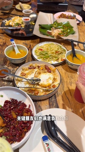 🇲🇾Permas的隐藏款‼️还居然发现了大家都说好吃的沙捞越Laksa 朋友尝了一口说“我可以来一碗”🤭 先告诉你们，拜一到拜四九号巷子 Nine Food Street的果汁🍹有免费🆓upsize哦👍直接桌子上面Scan QR Code就可Order了 炒粿条和炒饭都有锅气香💯份量也很足👍 粿条是有siham的，炒饭也有多种选择，猪排的很不错哟🤤 麻辣香锅是真的好平价，我选了大半碗尽然才20马币；顺带一提，辣子鸡很好吃，有麻有香有辣但都不会太过头‼️ 369地摊火锅这里也有，不止没有休息日，食物真的多样化，花胶汤是浓浓的～ 就是因为这些食物都可以一起吃，所以介绍朋友去聚餐🤗 铁板面/西餐/烧鱼/串烧/甜品小吃…或许还有我没有拍到的🫣 相信我，各路口味都可以在这条巷子里吃到饱饱🥳 【九号巷子Permas City Walk】 📍Jalan Permas Utara，Bandar Baru Permas Jaya，81750 Masai，JB #jbfoodie #新山美食 #沙捞越 #炒粿条 #西餐 #麻辣香锅 #炒饭 #steamboat #火锅烧烤 #wa