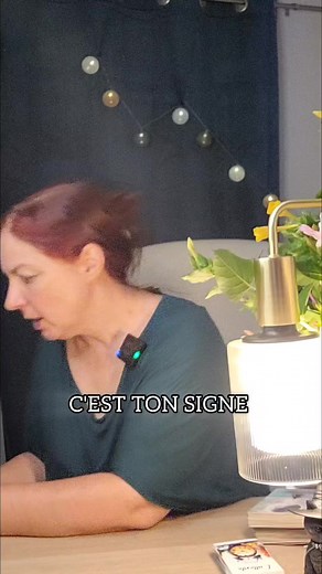 C'est to. Signe avec le petit oracle de l'etoile bleue de Julia Saric Les tirages privés se font uniquement sur mon site internet https//:lescartesdeluna.bigcartel.com | Cartes de Luna