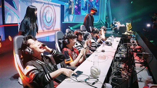 ▎ 隊史首座冠軍！BMG 從奪冠到幕後訪談，一次公開！ BMG 成軍兩季，從谷底來到頂點勇奪隊史首座獸煌金盃！ 選手們奪冠當下，心裡正想著什麼？一直以來感謝的人有誰？ APL 2024的目標是...！？ 趕緊點開影片，一探究竟！ #GCS2024春 #傳說對決 #做我想做 #賽後訪問 | Garena 傳說對決 Esports