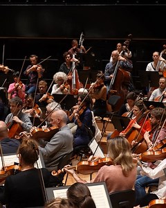 🌟 Daniel Barenboim, notre directeur musical pendant quatorze années, de 1975 à 1989, revient à la tête de l'Orchestre de Paris pour une soirée "Beethoven" avec les Symphonies n° 6 et n° 7 à la Philharmonie de Paris. Dernières places : https://philharmoniedeparis.fr/fr/activite/concert-symphonique/28461-orchestre-de-paris-daniel-barenboim | Orchestre de Paris